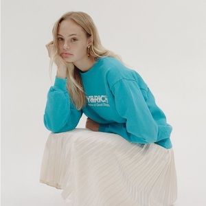 Sporty and rich blue crew neck sweater.